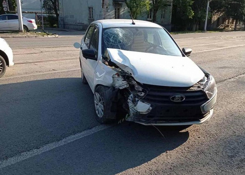 Пожилой водитель «Гранты» покалечился в ДТП на Азина