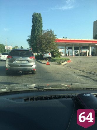 В Саратове иномарка вылетела на тротуар и врезалась в дерево