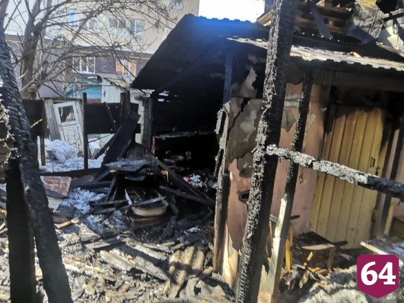 В Саратове сгорели стоящие рядом два частных дома