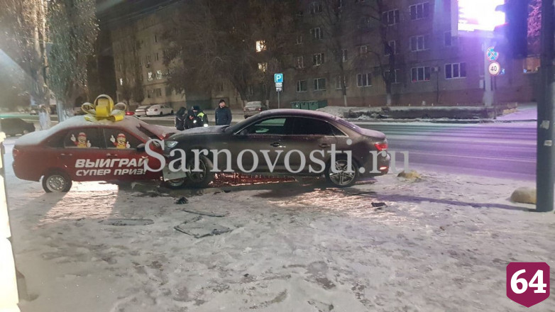 В Саратове иномарка протаранила подарочный автомобиль с бантом