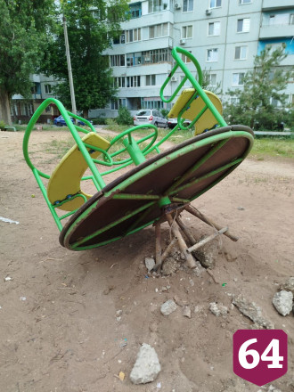 Под Саратовом дети чинят сломанную карусель