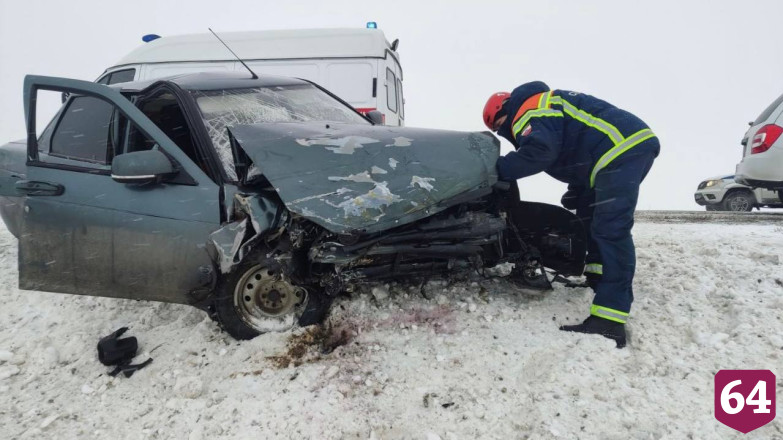 Пять человек травмировались в ДТП с такси под Саратовом