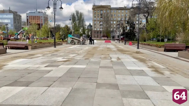 На площади Кирова меняют поврежденную плитку