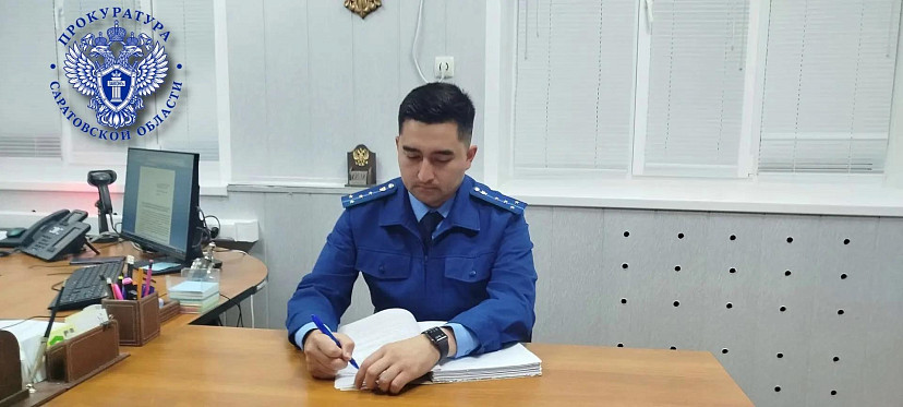 На саратовском сельхозпредприятии рабочего ударило бортом самосвала по голове