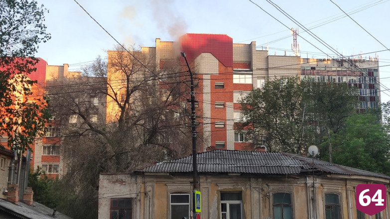 Из горящей 10-этажки в Саратове эвакуировали жильцов