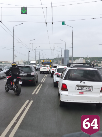 Две аварии парализовали движение по саратовскому мосту