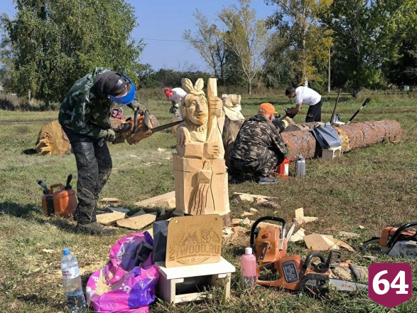 На фестивале в Саратовской области из дерева вырезали Бабу-ягу и медведя 