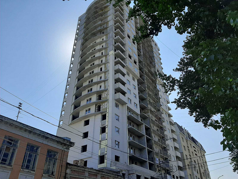Дольщики пожаловались на мусорные баки у долгостроя