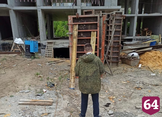 Рабочего придавило опалубкой в строящемся доме на Лунной