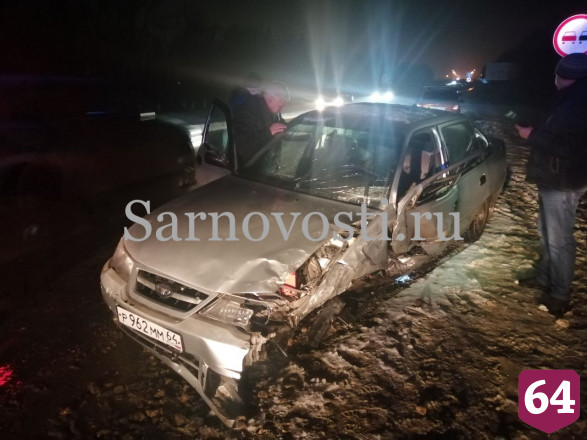 В аварии под Саратовом разбились пьяный водитель и женщина
