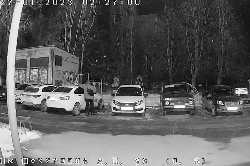В Саратове вандал облил растворителем автомобили