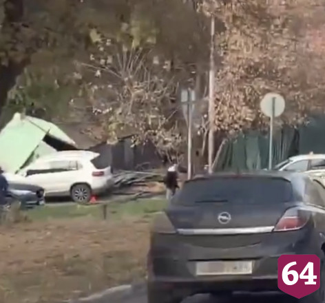 В Саратове кроссовер снес забор и гараж после ДТП с такси