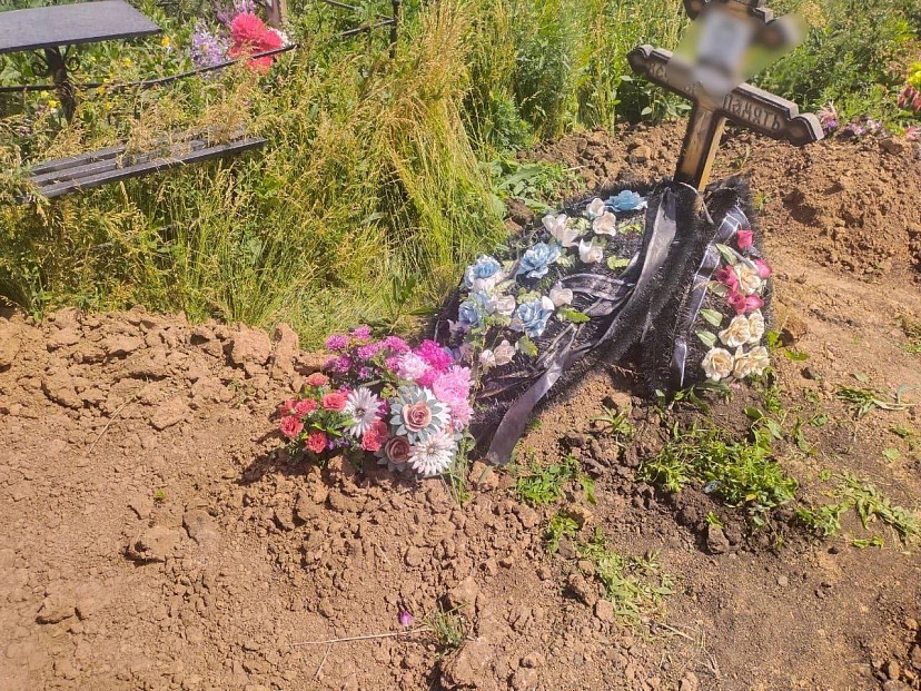 На кладбище под Саратовом могилы завалили горами глины