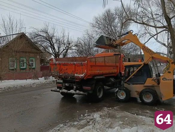 С улиц Энгельса откачивают талые воды 