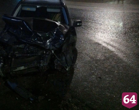 В Саратове водитель кроссовера протаранил стелу автозаправки