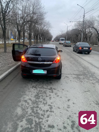 В Саратове при ДТП автомобиль отбросило в столб 