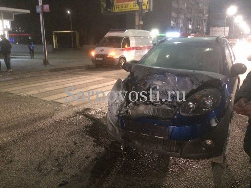 В Саратове легковушка протаранила грузовик и загорелась
