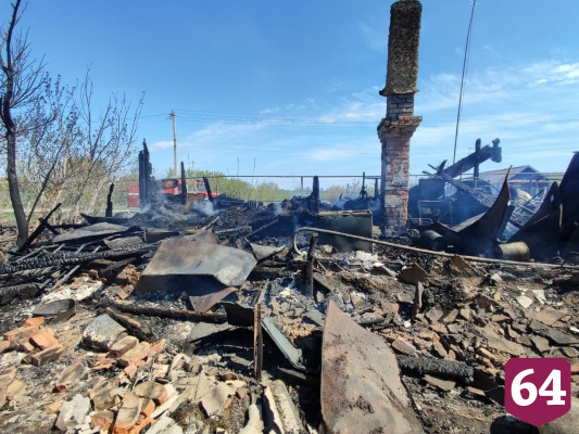 Под Саратовом мужчина не смог спасти на пожаре сожительницу 