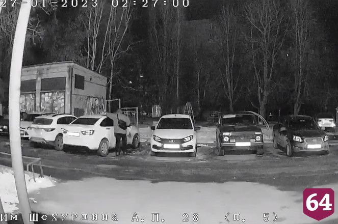 В Саратове вандал облил растворителем автомобили