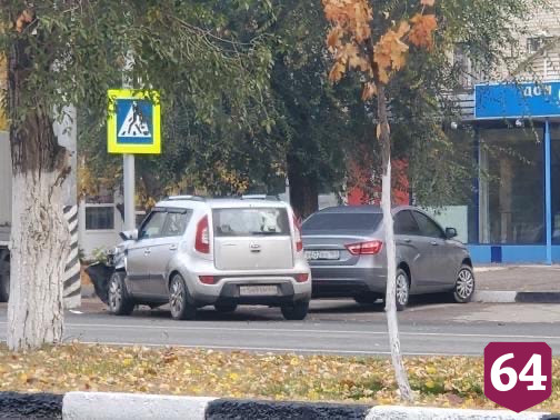Иномарка врезалась в столб напротив магазина косметики