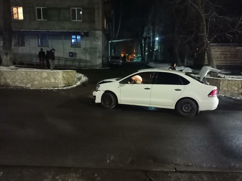Водитель иномарки протаранил бордюр и покалечил пассажирку