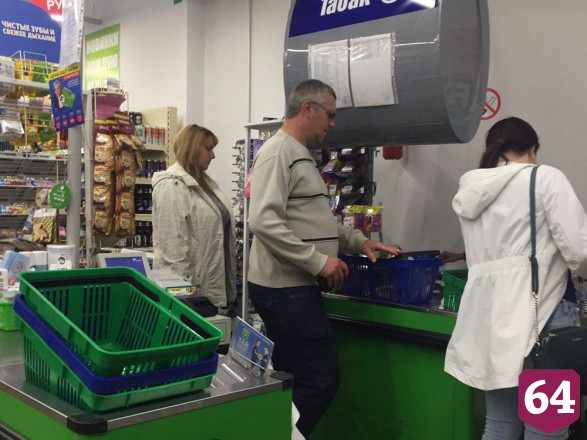 В Саратове сеть магазинов низких цен игнорирует масочный режим 