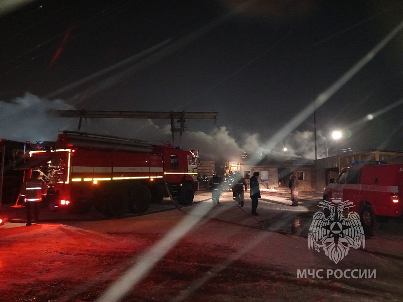 В Саратове горели склады с древесиной
