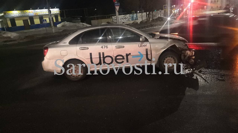 В аварии с такси на проспекте Строителей разбились две девушки