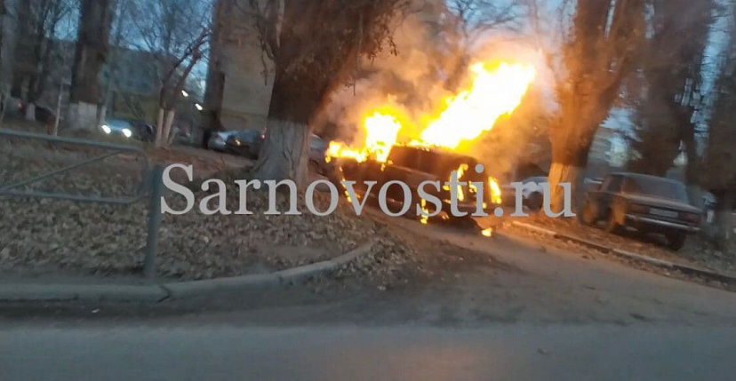 В Саратове после громкого хлопка вспыхнул автомобиль