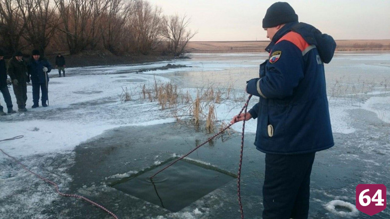Водолазы искали в замерзшем пруду пропавшего мужчину  