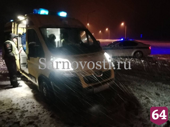 На повороте к саратовскому аэропорту разбился пассажир такси