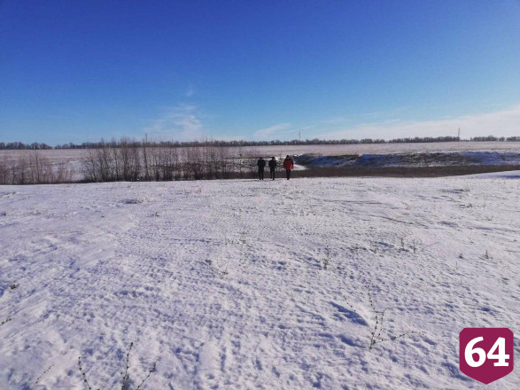 Спасатели эвакуировали с заснеженного поля заблудившихся парней