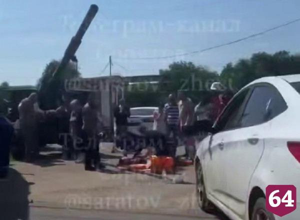 Молодой мужчина травмировался в тройном ДТП с мопедом в Энгельсе
