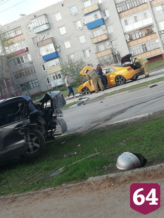 В ДТП под Саратовом иномарки выбросило на тротуар