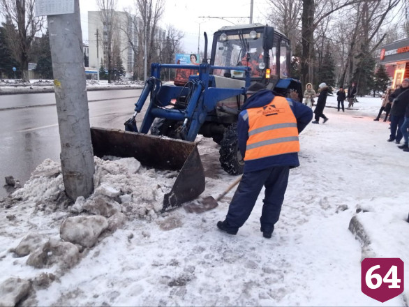 После критики губернатора в Саратове активизировали очистку улиц от снега