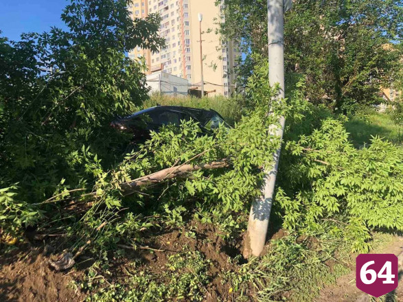 В Саратове пьяный водитель «Мерседеса» протаранил столб