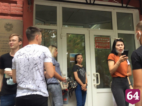 Саратовская молодежь столпилась у здания университета без масок