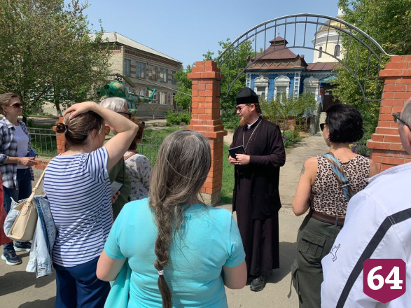 Под Саратовом туристов поили чаем из 120-летнего самовара