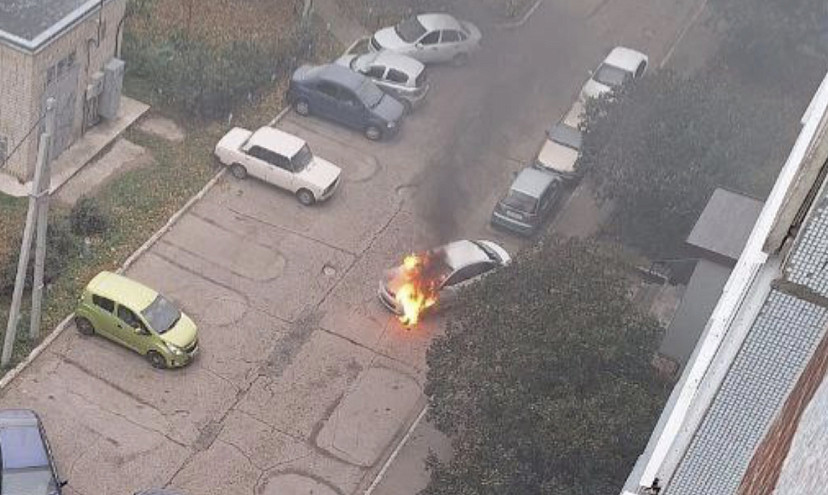 Под Саратовом во дворе многоэтажки сгорело такси