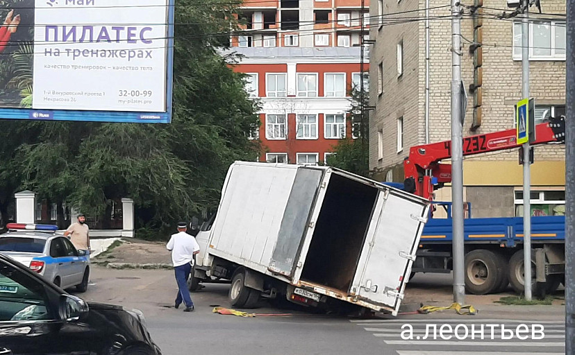 В Саратове «Газель» провалилась в яму на дороге и застряла