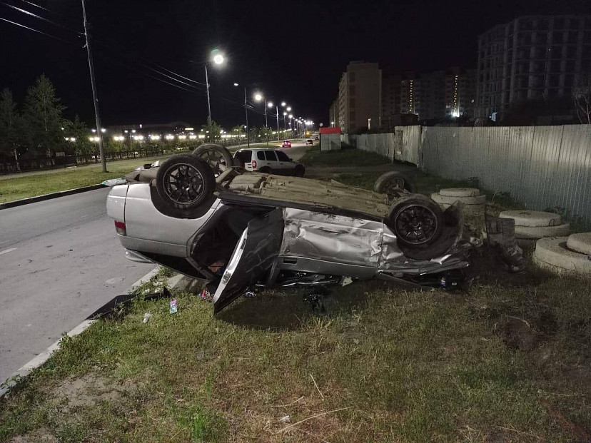 В Саратове легковушка перевернулась на крышу после ДТП 