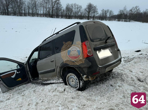 На трассе в Саратове «Ларгус» с детьми протаранил столб 
