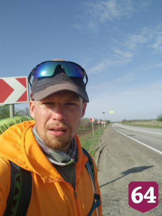 Спасатель в честь Дня Победы пробежал из Саратова в Волгоград