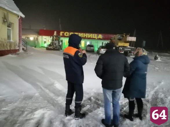 Спасатели эвакуируют застрявших на саратовских трассах людей