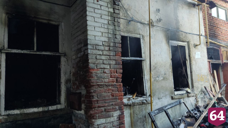 Шесть человек спасли из горящего дома в центре Саратова