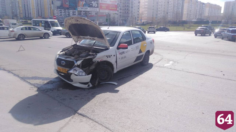 В Саратове легковушка опрокинулась после ДТП с такси