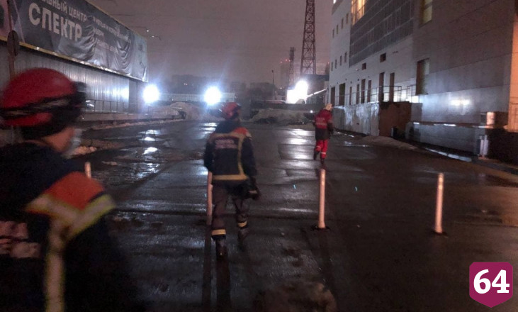Двое мужчин у «Тау Галереи» упали ночью в колодец 