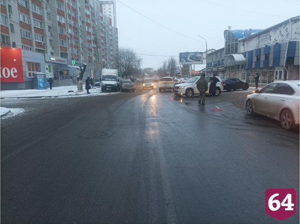 В аварии с хлебным фургоном в Энгельсе покалечилась автоледи