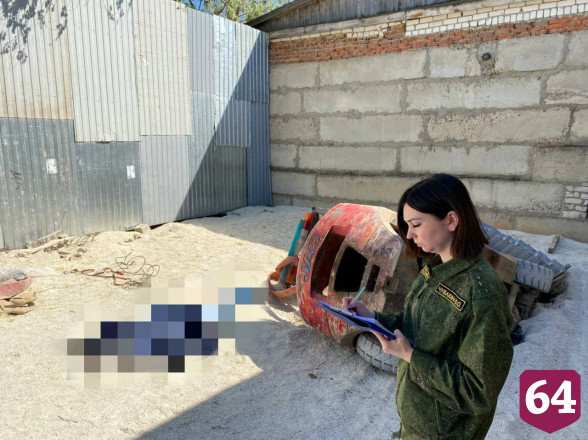 Погрузчик угодил в яму и насмерть придавил мужчину 