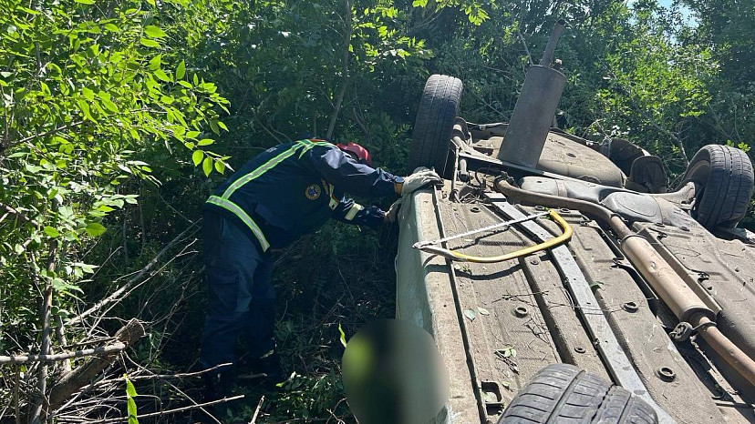 Под Саратовом мужчина погиб в перевернувшемся на крышу автомобиле